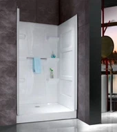 Akrylová sprchová soustava a obklopuje stěnu